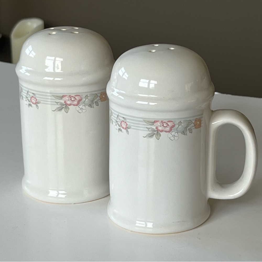 Mount Clemens Pottery MTC62 stovetop floral salt & pepper shaker set, Taiwan